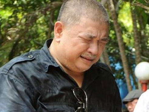 Trịnh Kim Chi khóc ngất khi tới viếng nghệ sĩ Anh Vũ, nghẹn ngào nói lời tiễn biệt người bạn thân thiết-7