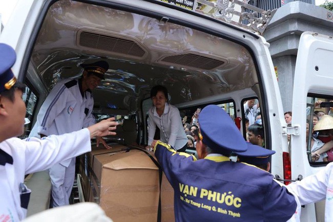 Chia sẻ của bạn thân khi đưa di hài nghệ sĩ Anh Vũ từ Mỹ rồi quá cảnh ở Hồng Kông trước khi về nước-2