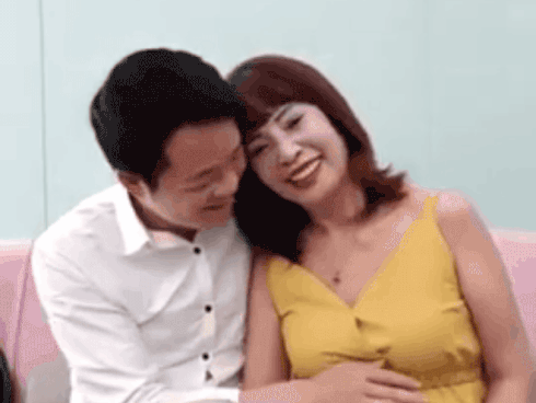Cô dâu 62 tuổi xuất hiện với bụng bầu vượt mặt, chính thức trả lời về thông tin mang thai với chồng trẻ-1