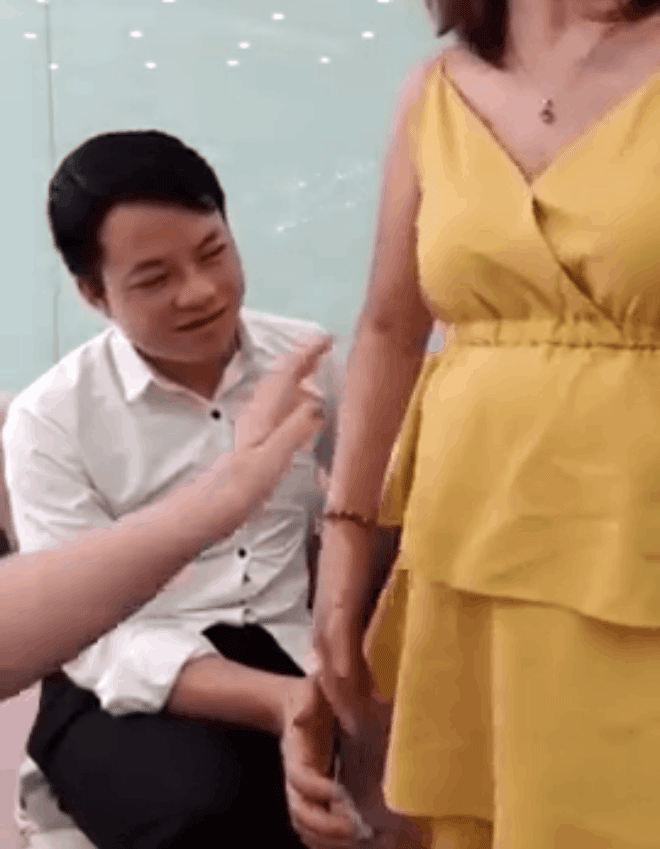 Cô dâu 62 tuổi xuất hiện với bụng bầu vượt mặt, chính thức trả lời về thông tin mang thai với chồng trẻ-2