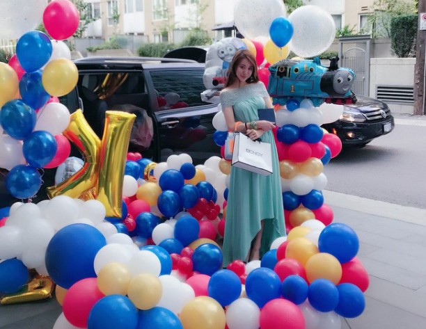 Cuộc sống xa hoa của tiểu thư có chiếc cằm đẹp nhất Trung Quốc: Bố mẹ cho chục tỷ mỗi tháng để tiêu xài, muốn xuất bản hẳn cuốn tạp chí về cách sống sang chảnh-10