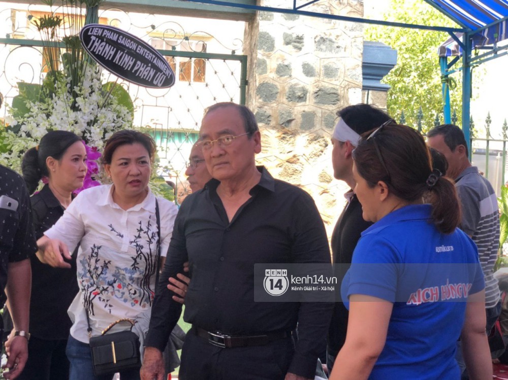 Bạn bè nghệ sĩ lặng người, bật khóc trong tang lễ cố diễn viên Anh Vũ-1