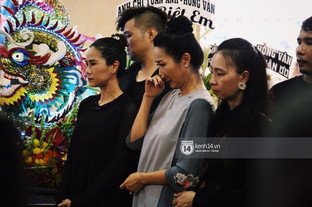 Bạn bè nghệ sĩ lặng người, bật khóc trong tang lễ cố diễn viên Anh Vũ-16