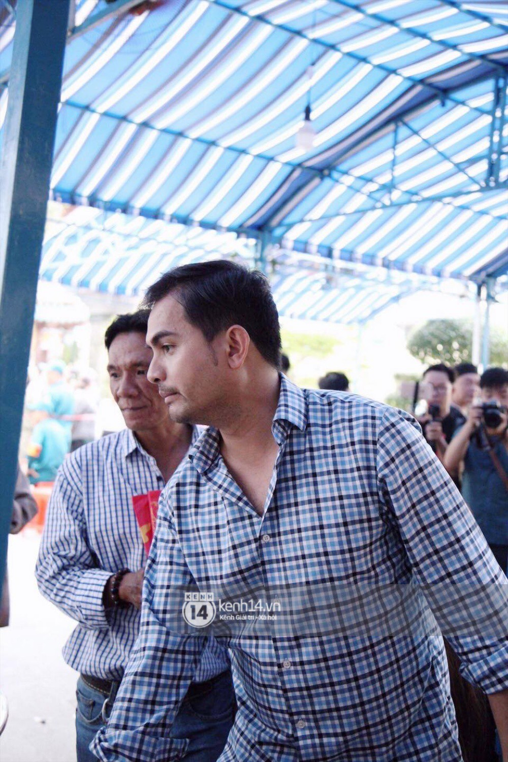 Bạn bè nghệ sĩ lặng người, bật khóc trong tang lễ cố diễn viên Anh Vũ-19