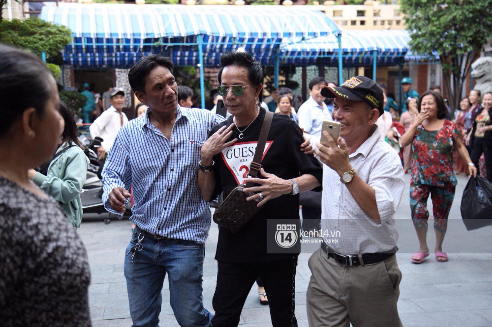 Youtuber vây kín livestream, người dân hiếu kỳ đu bám đòi chụp ảnh cùng nghệ sĩ đến viếng đám tang Anh Vũ-3