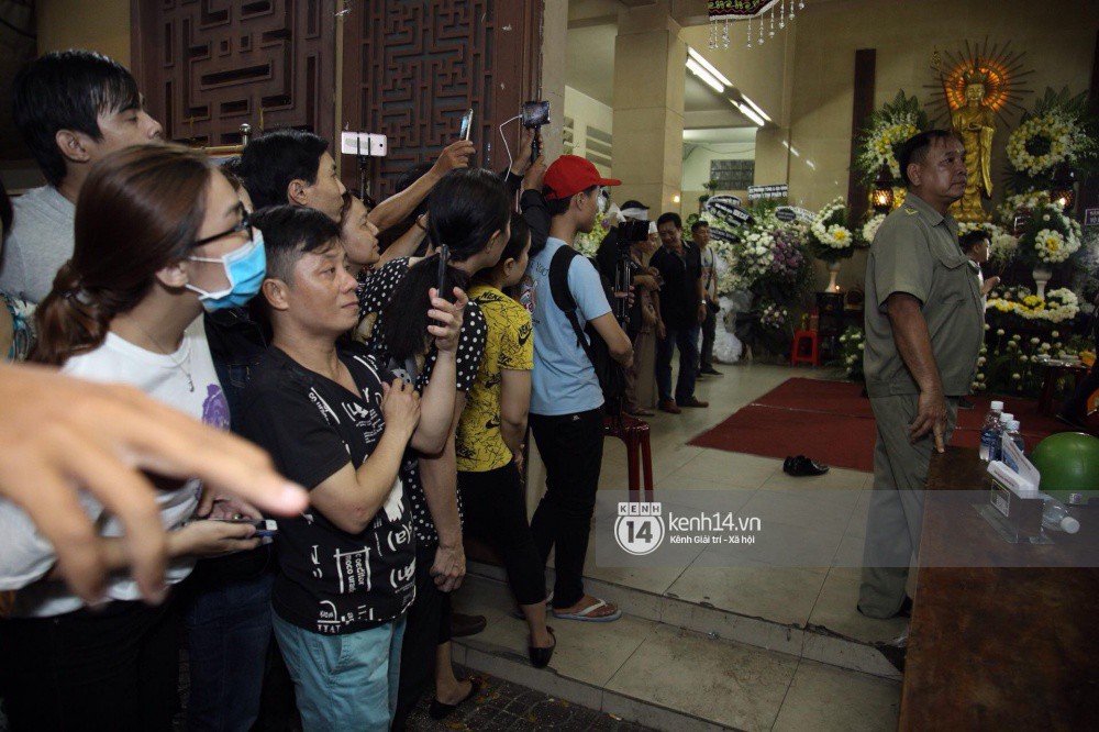Youtuber vây kín livestream, người dân hiếu kỳ đu bám đòi chụp ảnh cùng nghệ sĩ đến viếng đám tang Anh Vũ-5