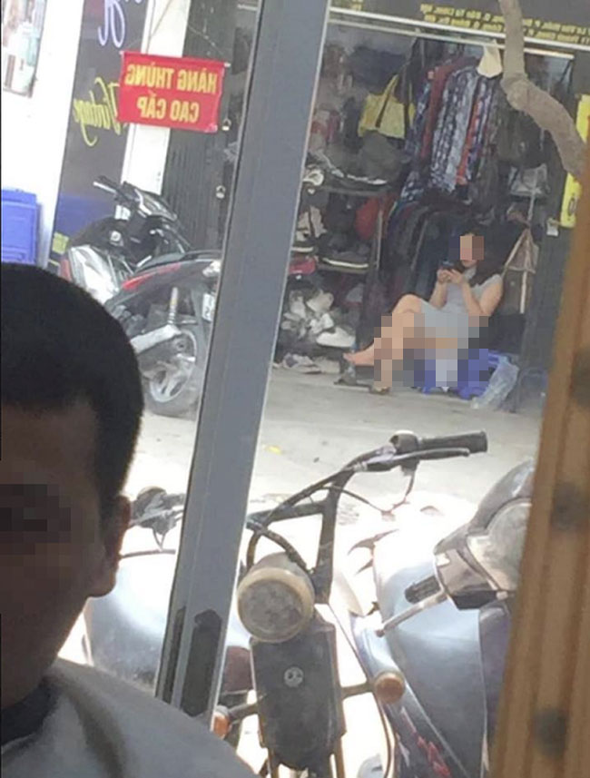 Dân mạng thương cảm kêu gọi quyên góp vải cho cô gái mặc váy xẻ tận mông, lộ nguyên vòng 3 giữa ban ngày-1