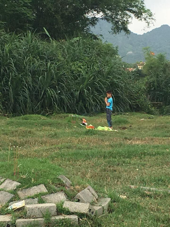 Bức ảnh cậu bé đứng chắp tay trước mộ và câu chuyện phía sau khiến hàng nghìn người rơi nước mắt-1