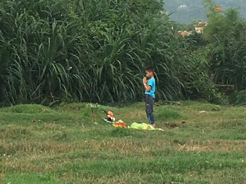 Hình ảnh người đàn ông cầm bát hương đi... mua cháo cho vợ khiến cả quán xôn xao-4