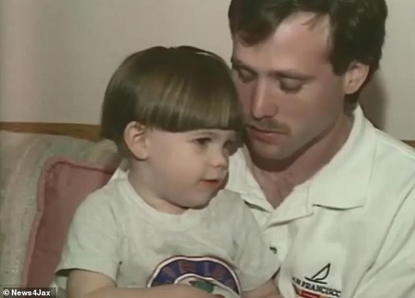 Cậu bé 3 tuổi chứng kiến mẹ bị giết hại nhưng nói không ai tin, 20 năm sau chiếc đầu lâu trong vườn nhà giúp anh tố cáo hung thủ-3