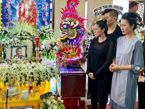 Bức xúc trước cảnh móc túi, chen lấn hỗn loạn, cười đùa như đi hội trong đám tang nghệ sĩ Anh Vũ-11