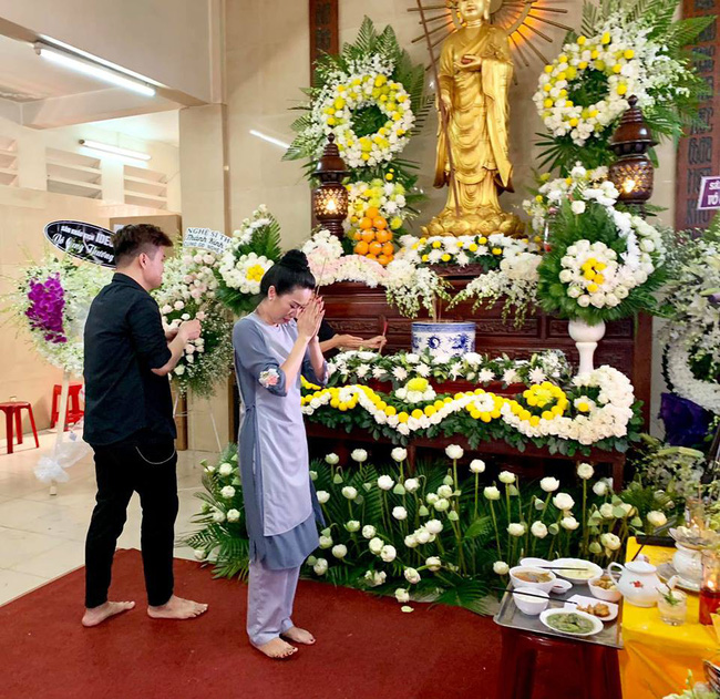 Trịnh Kim Chi khóc ngất khi tới viếng nghệ sĩ Anh Vũ, nghẹn ngào nói lời tiễn biệt người bạn thân thiết-5