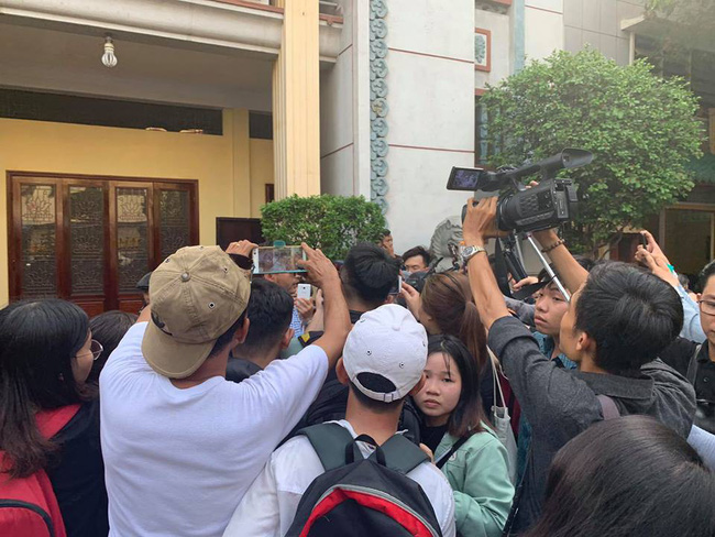 Bức xúc trước cảnh móc túi, chen lấn hỗn loạn, cười đùa như đi hội trong đám tang nghệ sĩ Anh Vũ-1