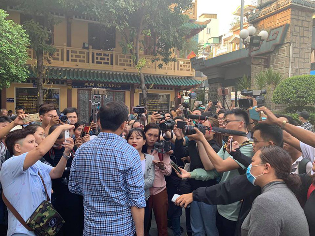 Bức xúc trước cảnh móc túi, chen lấn hỗn loạn, cười đùa như đi hội trong đám tang nghệ sĩ Anh Vũ-3