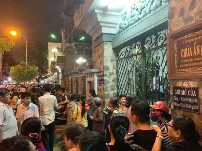 Bức xúc trước cảnh móc túi, chen lấn hỗn loạn, cười đùa như đi hội trong đám tang nghệ sĩ Anh Vũ-9