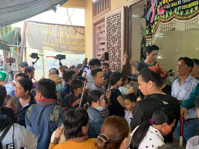 Bức xúc trước cảnh móc túi, chen lấn hỗn loạn, cười đùa như đi hội trong đám tang nghệ sĩ Anh Vũ-10