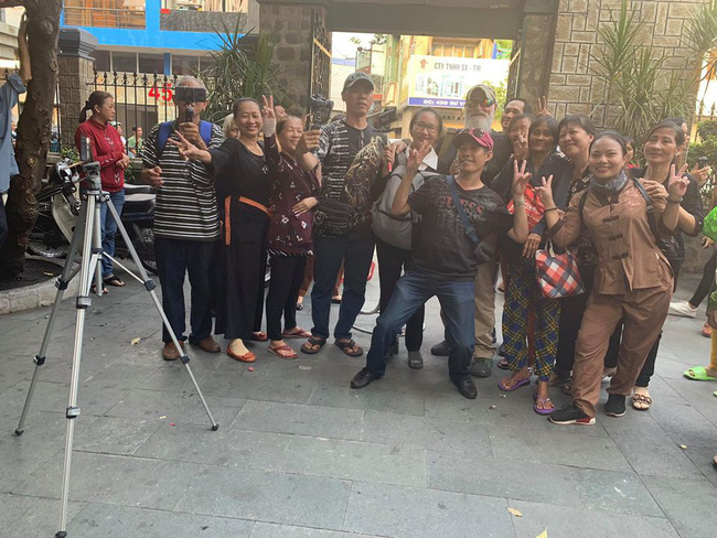 Bức xúc trước cảnh móc túi, chen lấn hỗn loạn, cười đùa như đi hội trong đám tang nghệ sĩ Anh Vũ-4