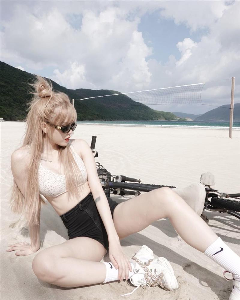 Cùng lăng-xê áo tay bồng khoét ngực sâu hút, Jun Vũ ghi điểm - Khánh Linh lộ thân hình gầy guộc đáng lo-10