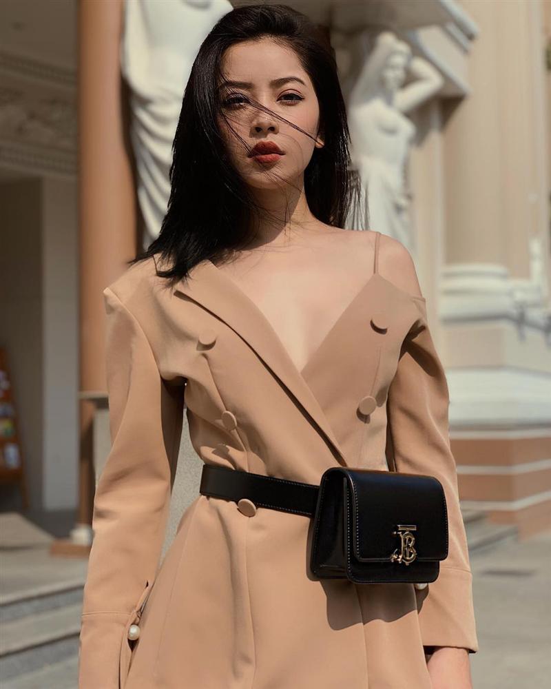 Cùng lăng-xê áo tay bồng khoét ngực sâu hút, Jun Vũ ghi điểm - Khánh Linh lộ thân hình gầy guộc đáng lo-3