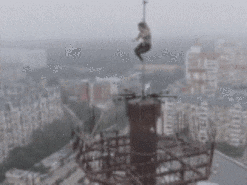 Cô gái 'giỡn với tử thần' khi múa cột trên nóc tòa nhà 16 tầng