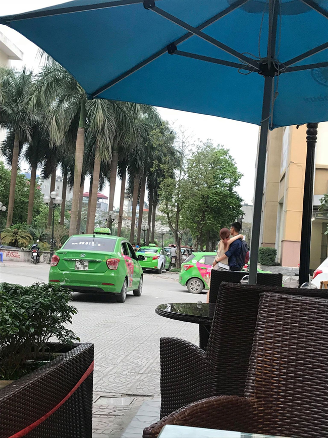 Cặp đôi hồn nhiên quấn nhau cả nửa tiếng giữa ngã tư đông đúc, mọi người xung quanh tò mò tưởng... bị dính môi-1