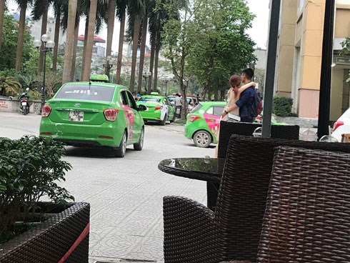 Cặp đôi hồn nhiên quấn nhau cả nửa tiếng giữa ngã tư đông đúc, mọi người xung quanh tò mò tưởng... bị dính môi