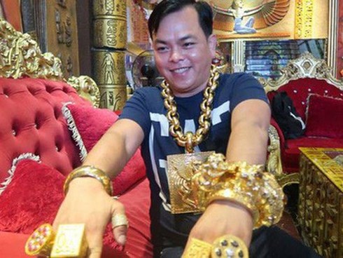 Bắt Phúc XO - đại gia đeo vàng nhiều nhất Việt Nam