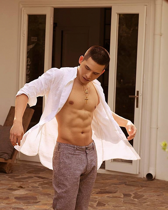 Quốc Thiên khoe body 6 múi đẹp mê người khi đón tuổi 31-10
