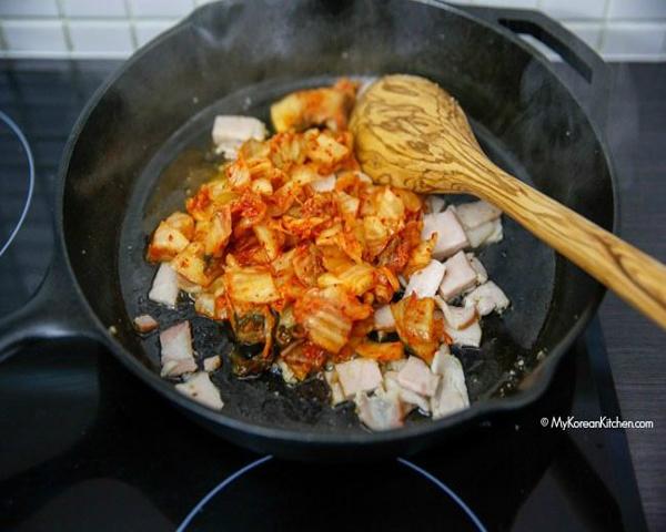 Vợ khéo tay làm cơm rang kim chi, cả nhà ăn không kịp nghĩ-2