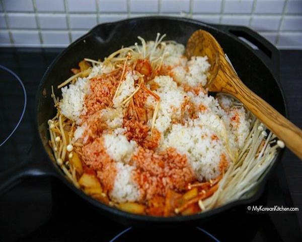 Vợ khéo tay làm cơm rang kim chi, cả nhà ăn không kịp nghĩ-3