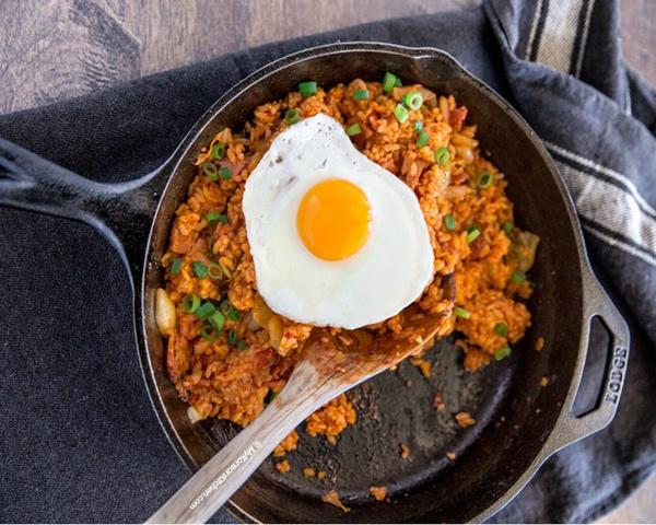 Vợ khéo tay làm cơm rang kim chi, cả nhà ăn không kịp nghĩ-4