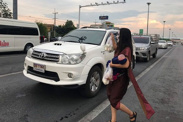 Ma nữ tay bế búp bê tay bán thịt nướng bên đường cao tốc gây sốt-1