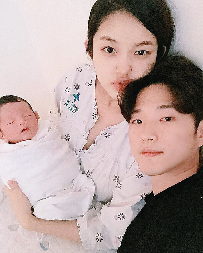 Bức xúc vì bỏ 8 triệu thuê vú nuôi vẫn phải tự pha sữa cho con, mẹ trẻ bị chị em mắng không ngẩng được mặt vì loạt lý do-2