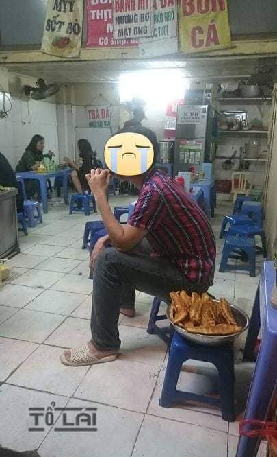 Hình ảnh người đàn ông cầm bát hương đi... mua cháo cho vợ khiến cả quán xôn xao-1