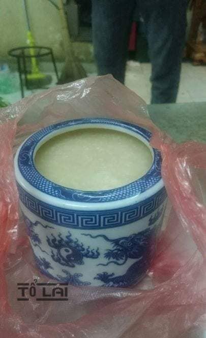 Hình ảnh người đàn ông cầm bát hương đi... mua cháo cho vợ khiến cả quán xôn xao-3