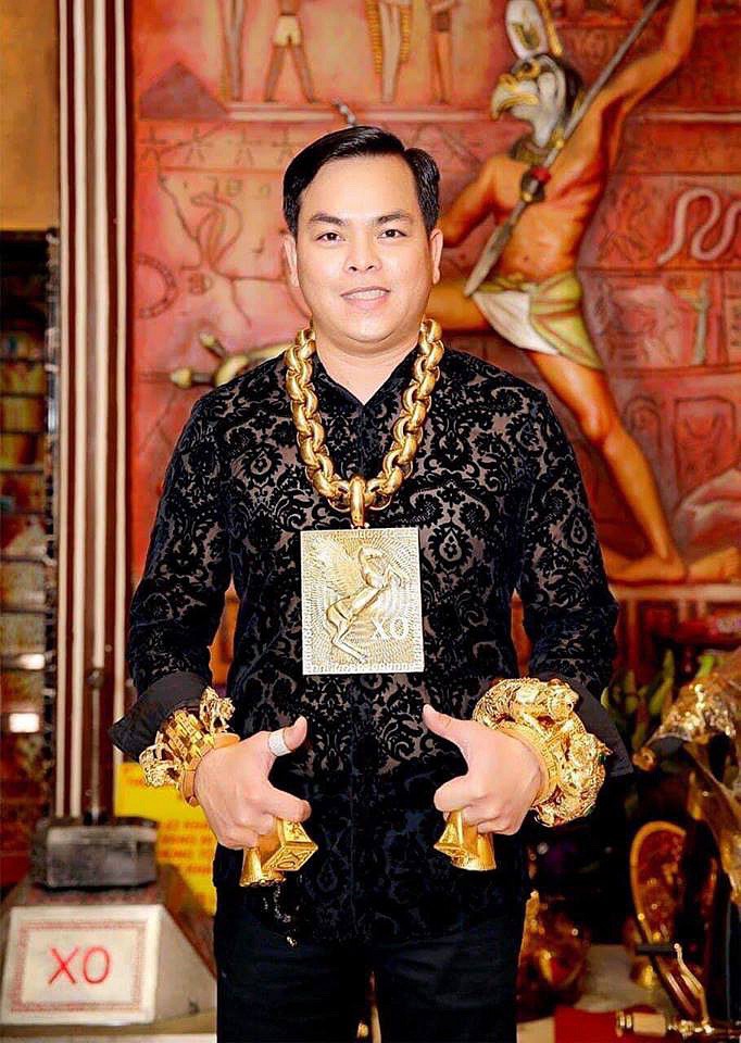 Chân dung Phúc XO: Từ đại gia thuê vệ sĩ cầm vàng đến chủ quán karaoke 60 tỷ bị tạm giữ vì dính líu ma túy-1