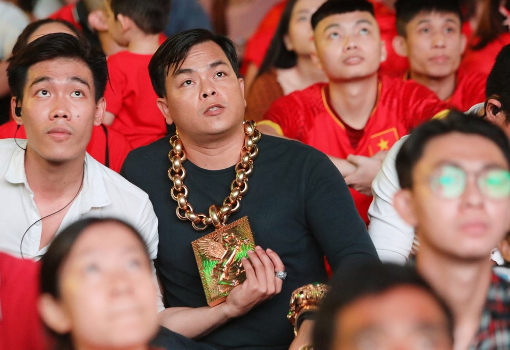 Chân dung Phúc XO: Từ đại gia thuê vệ sĩ cầm vàng đến chủ quán karaoke 60 tỷ bị tạm giữ vì dính líu ma túy-2