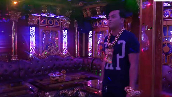Chân dung Phúc XO: Từ đại gia thuê vệ sĩ cầm vàng đến chủ quán karaoke 60 tỷ bị tạm giữ vì dính líu ma túy-3