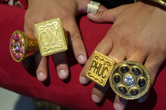 Chân dung Phúc XO: Từ đại gia thuê vệ sĩ cầm vàng đến chủ quán karaoke 60 tỷ bị tạm giữ vì dính líu ma túy-5