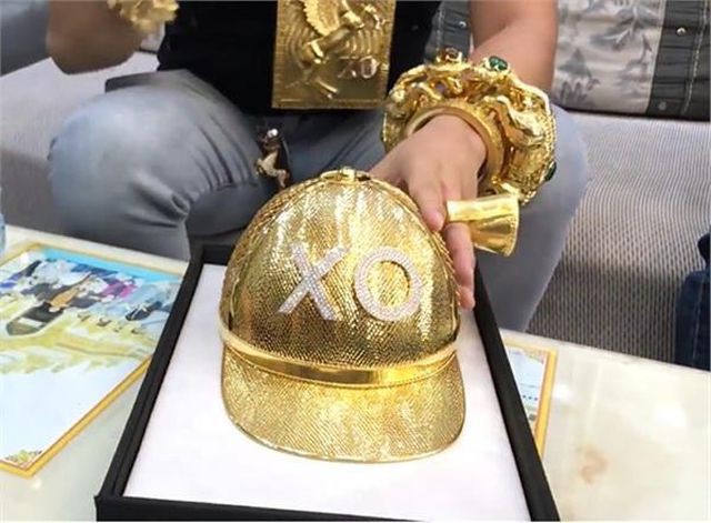 Số vàng Phúc XO đeo trên người đáng giá bao nhiêu tiền?-1