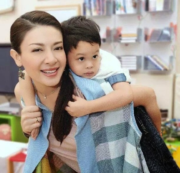 Góc khuất cung điện hoàng gia: Sự thật nghẹn ngào đằng sau bức hình Hoàng tử nhỏ Thái Lan quỳ lạy mẹ trên manh chiếu nhỏ được lan truyền trên mạng xã hội-5