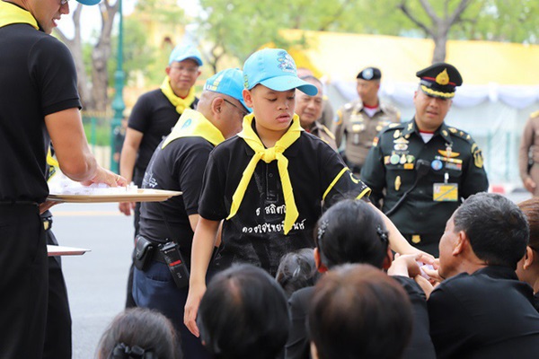 Góc khuất cung điện hoàng gia: Sự thật nghẹn ngào đằng sau bức hình Hoàng tử nhỏ Thái Lan quỳ lạy mẹ trên manh chiếu nhỏ được lan truyền trên mạng xã hội-8