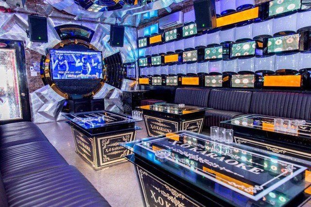 Bên trong quán karaoke ăn chơi của Phúc XO - người đeo nhiều vàng nhất Việt Nam vừa bị công an tạm giữ-2