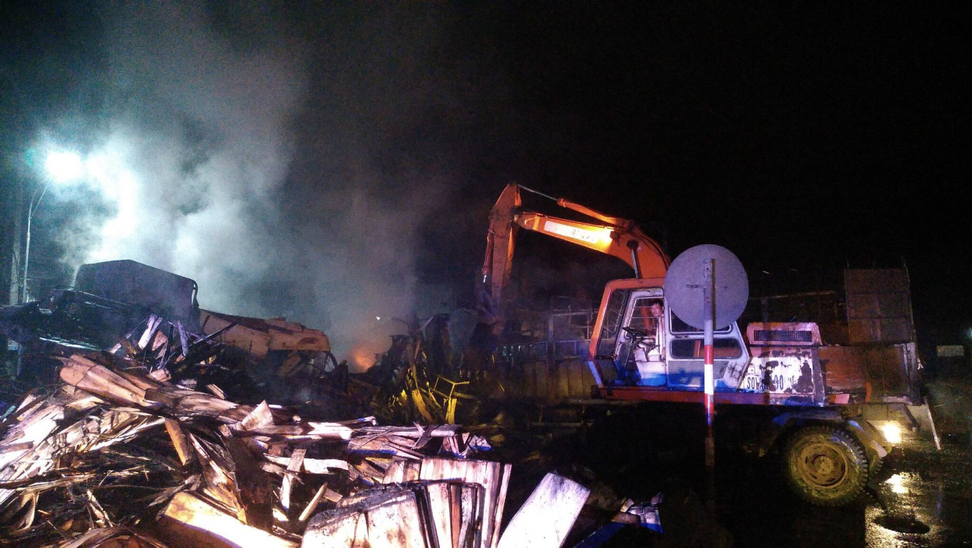 Tai nạn liên hoàn giữa 3 ô tô trên QL1A, 2 người chết cháy trên ca bin xe tải-3