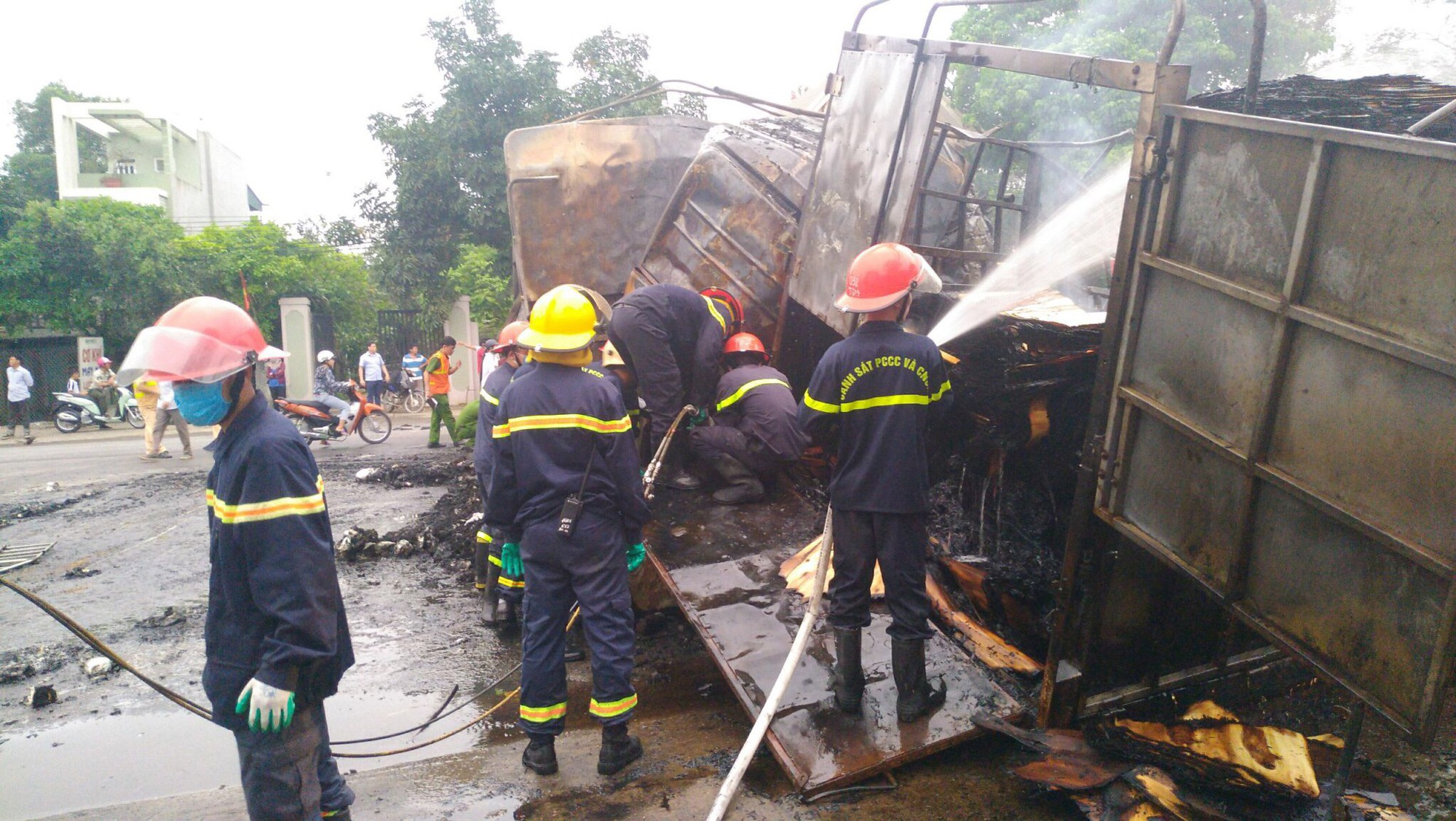 Tai nạn liên hoàn giữa 3 ô tô trên QL1A, 2 người chết cháy trên ca bin xe tải-4