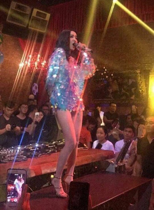 Váy ngắn cũn: Bích Phương thăng hạng nhưng đến Chi Pu lại có lúc bị hại đến không ngờ-3