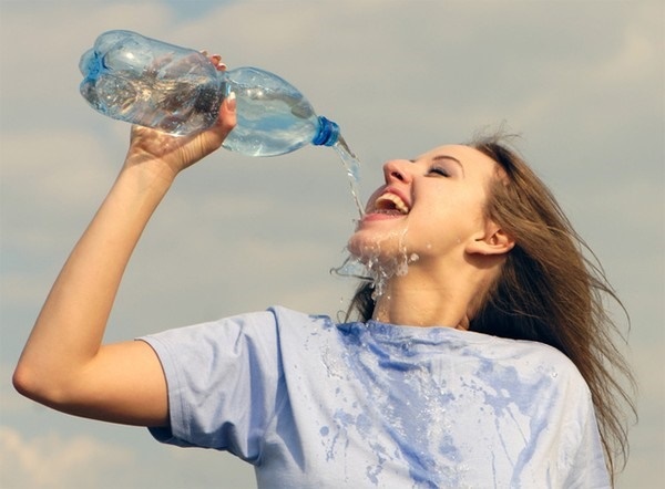 8 lợi ích không ngờ của việc uống nước khi đói-1