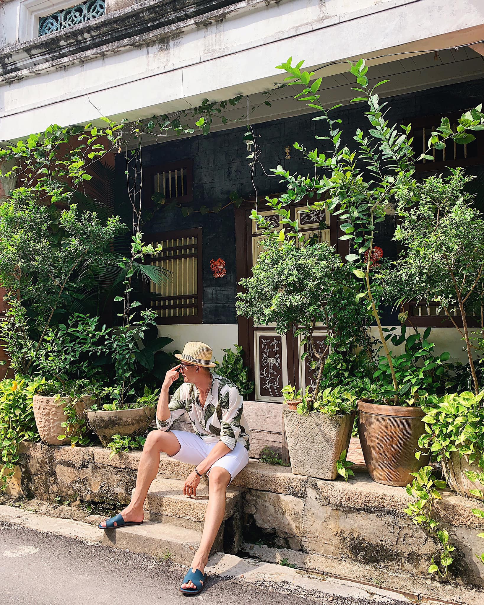 Sau ồn ào ôm gái lạ, Vĩnh Thụy khoe clip cực bảnh khi đi du lịch nhưng ai cũng chỉ chú ý đến bóng hồng phía sau-3