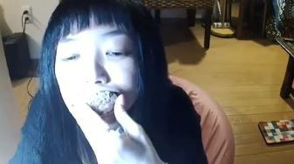 Đang livestream bình thường, cô gái đột nhiên đòi ăn nắm cơm to bằng nắm đấm, 3 phút sau bi kịch xảy ra-2