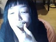 Đang livestream bình thường, cô gái đột nhiên đòi ăn nắm cơm to bằng nắm đấm, 3 phút sau bi kịch xảy ra